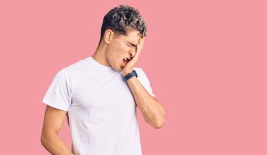 Genç, yakışıklı bir adam, günlük beyaz tişörtler giyiyor. Yarı yüz, yarı göz, yarı ağız, yarı el esneme yorgunu. Yüzüm acıyor.. 