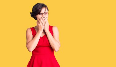 Kısa saçlı, sıradan giyinen, kolsuz tişörtlü, gülmekten ve kıkırdamaktan utanan elleri, dedikoduları ve skandalları olan güzel bir kadın. 