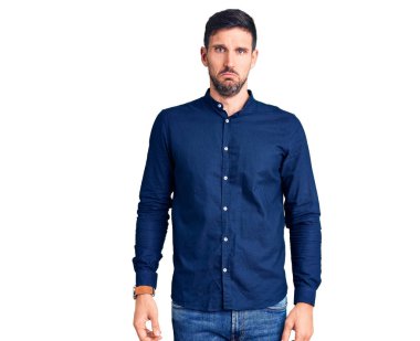 Depresyonda ve endişeli, sinirli ve korkmuş genç ve yakışıklı bir adam. hüzünlü ifade. 