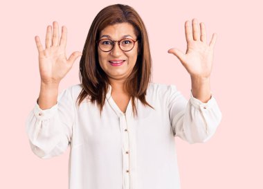 Orta yaşlı esmer kadın. 