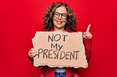 Orta yaşlı bir kadın demokrasi istiyor. Elinde bayrak var. Başkan mesajım yok.