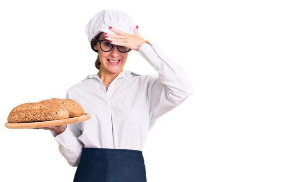 Linda Morena Jovem Vestindo Uniforme Padeiro Segurando Pão Caseiro Estressado — Fotografia de Stock