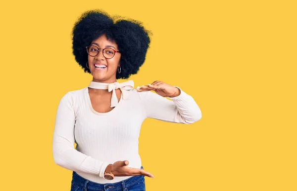Genç Afrikalı Amerikalı Kız Günlük Kıyafetler Gözlük Takıyor Büyük Büyük — Stok fotoğraf