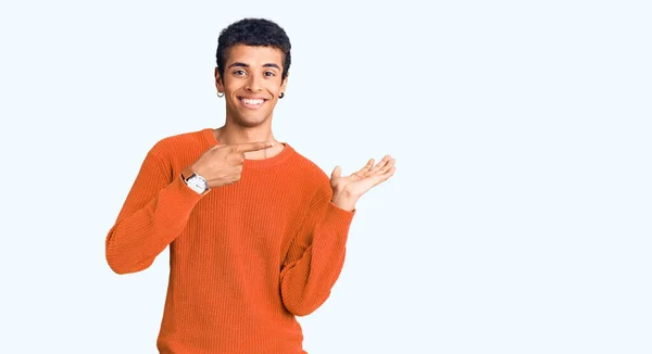 Joven Hombre Amerciano Africano Vistiendo Ropa Casual Sorprendido Sonriendo Cámara — Foto de Stock