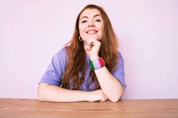 Mulher Ruiva Jovem Vestindo Roupas Casuais Sentado Mesa Sorrindo Olhando — Fotografia de Stock