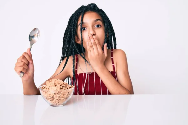 Een Jong Afrikaans Amerikaans Meisje Met Vlechten Tafel Die Muesli — Stockfoto