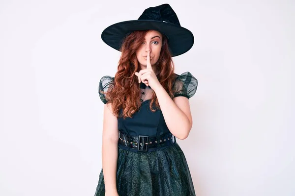 唇に指で静かになるように求める魔女ハロウィンの衣装を着た若い美しい女性 沈黙と秘密の概念 — ストック写真