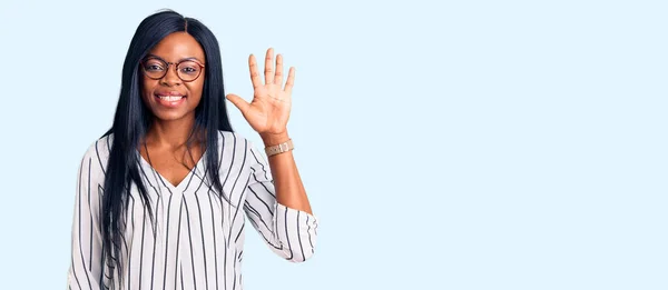 Ung Afrikansk Amerikansk Kvinna Bär Casual Kläder Och Glasögon Visar — Stockfoto