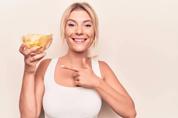 Ung Vacker Blond Kvinna Håller Skål Med Potatis Chips Över — Stockfoto
