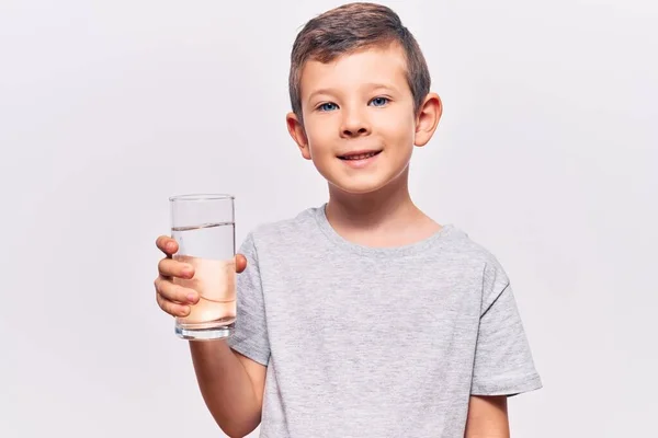 Lindo Niño Rubio Bebiendo Vaso Agua Que Positivo Feliz Pie — Foto de Stock