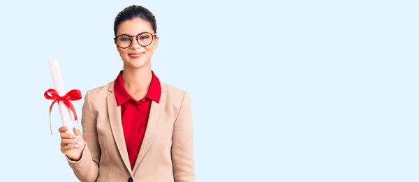 Joven Hermosa Mujer Con Gafas Que Sostiene Diploma Posgrado Con —  Fotos de Stock