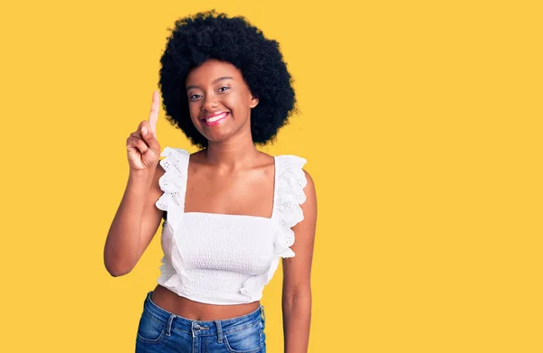 Молодая Африканская Американка Повседневной Одежде Показывает Показывает Пальцем Номер Один — стоковое фото