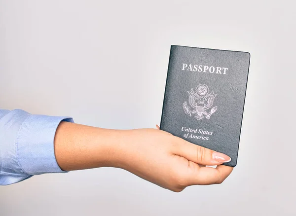 Mano Mujer Joven Caucásica Sosteniendo Documento Pasaporte Estados Unidos Sobre — Foto de Stock