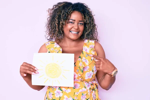 Jovem Afro Americana Size Mulher Segurando Sol Desenhar Sorrindo Feliz — Fotografia de Stock
