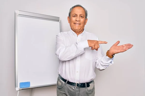 Senior Guapo Hombre Negocios Pelo Gris Haciendo Presentación Utilizando Tablero — Foto de Stock