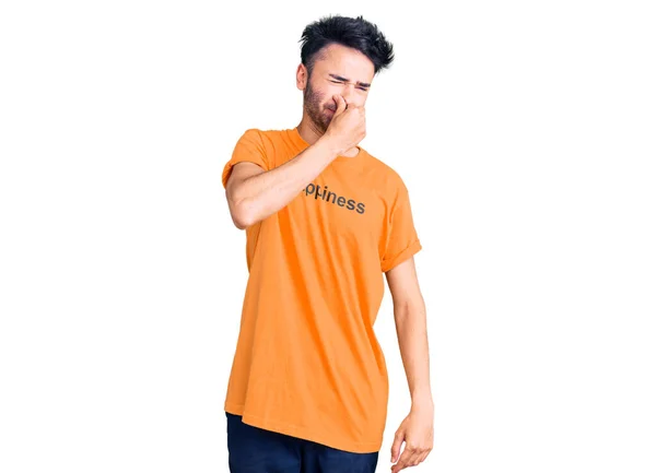 Jonge Spaanse Man Draagt Een Shirt Met Gelukswoord Boodschap Ruikt — Stockfoto