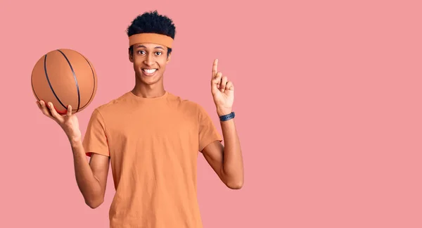 Jovem Afro Americano Segurando Bola Basquete Surpreso Com Uma Ideia — Fotografia de Stock