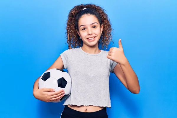 Hermosa Niña Con Pelo Rizado Sosteniendo Pelota Fútbol Sonriendo Feliz —  Fotos de Stock