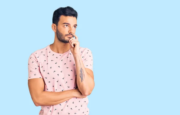 Jovem Homem Hispânico Bonito Vestindo Roupas Casuais Rosto Sério Pensando — Fotografia de Stock