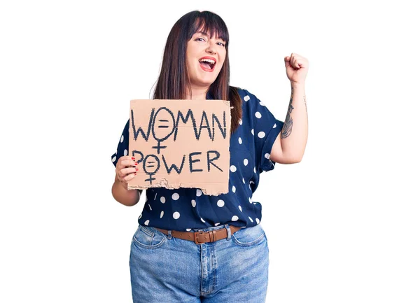 Joven Mujer Tamaño Grande Sosteniendo Bandera Poder Mujer Gritando Orgulloso —  Fotos de Stock