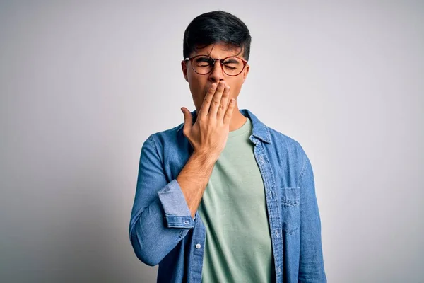 Mladý Pohledný Muž Neformální Košili Brýlích Osamělém Bílém Pozadí Znuděně — Stock fotografie