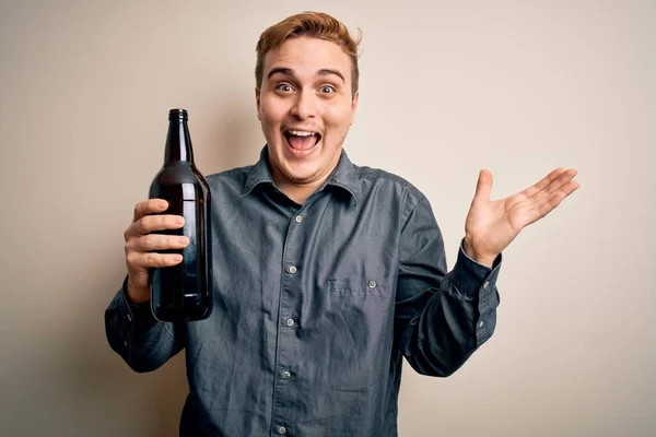 Joven Pelirrojo Guapo Bebiendo Botella Cerveza Sobre Fondo Blanco Aislado —  Fotos de Stock