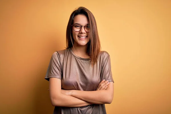 Mooi Brunette Meisje Met Casual Shirt Bril Geïsoleerde Gele Achtergrond — Stockfoto