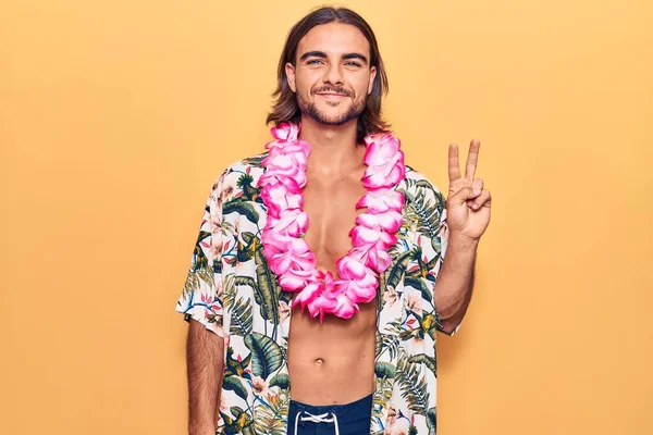 Mayo Giyen Genç Yakışıklı Bir Adam Gülümseyen Bir Hawaii Kolyesi — Stok fotoğraf