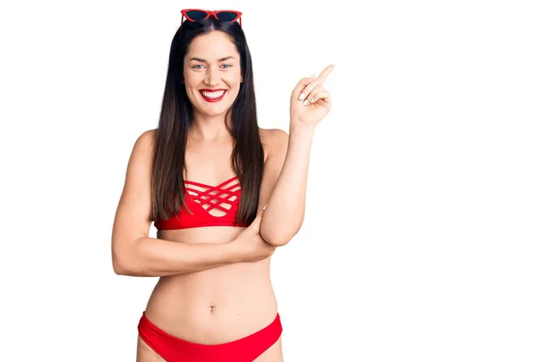 Joven Hermosa Mujer Caucásica Vistiendo Bikini Con Una Gran Sonrisa — Foto de Stock