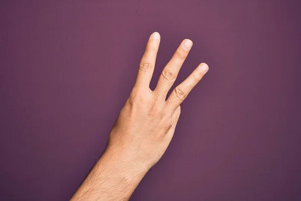 Ruka Kavkazského Mladíka Ukazující Prsty Izolovaném Purpurovém Pozadí Počítání Číslo — Stock fotografie