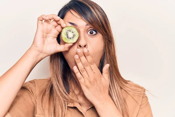 Mulher Bonita Jovem Segurando Kiwi Sobre Boca Cobertura Olho Com — Fotografia de Stock