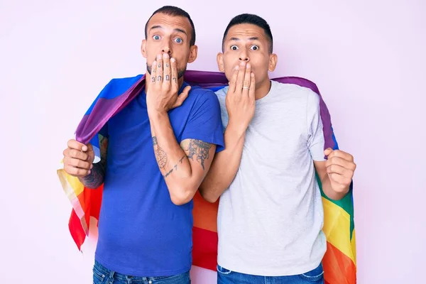 무지개 깃발을 손으로 남자의 동성애 커플이 실수로 충격과 충격을 받았다 — 스톡 사진