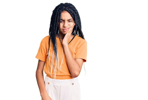 Tatlı Afro Amerikan Kızı Günlük Kıyafetler Giyip Diş Ağrısı Diş — Stok fotoğraf