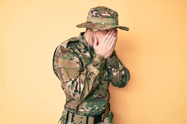 Junger Kaukasischer Mann Tarnuniform Mit Traurigem Gesichtsausdruck Der Weinend Das — Stockfoto