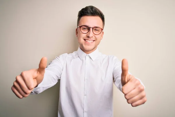 Joven Negocio Guapo Mas Con Gafas Camisa Elegante Sobre Fondo — Foto de Stock