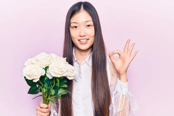 Mladá Krásná Čínská Žena Drží Kytice Květin Dělá Znamení Prsty — Stock fotografie