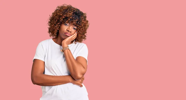 Jong Afrikaans Amerikaans Vrouw Dragen Casual Wit Tshirt Denken Kijken — Stockfoto