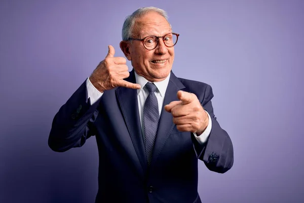 Hombre Negocios Senior Pelo Gris Con Gafas Traje Elegante Corbata —  Fotos de Stock