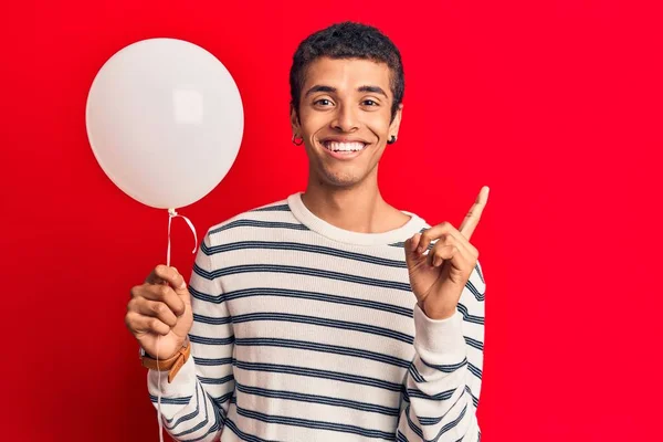 Jovem Afro Americano Segurando Balão Sorrindo Feliz Apontando Com Mão — Fotografia de Stock