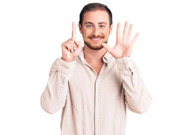 Młody Przystojny Biały Mężczyzna Luźnych Ubraniach Pokazując Wskazując Palcami Numer — Zdjęcie stockowe
