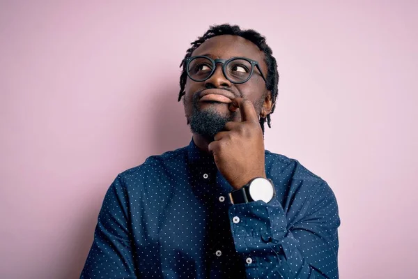 Joven Hombre Afroamericano Guapo Con Camisa Casual Gafas Sobre Fondo — Foto de Stock