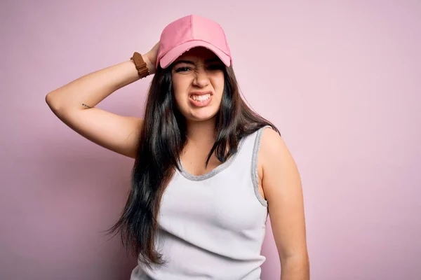 Young Brunette Woman Wearing Casual Sport Cap Pink Background Confuse — Stock Photo, Image