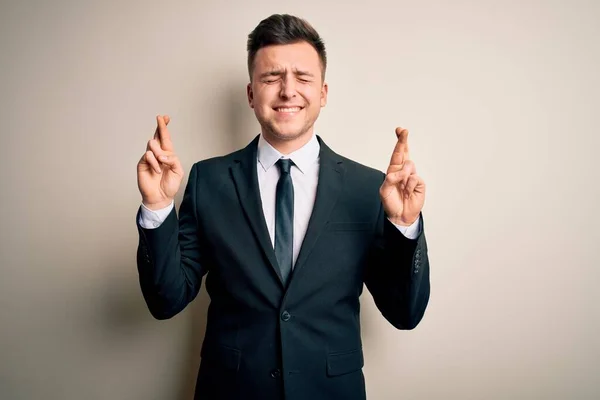 Jovem Homem Negócios Bonito Vestindo Terno Elegante Gravata Sobre Fundo — Fotografia de Stock