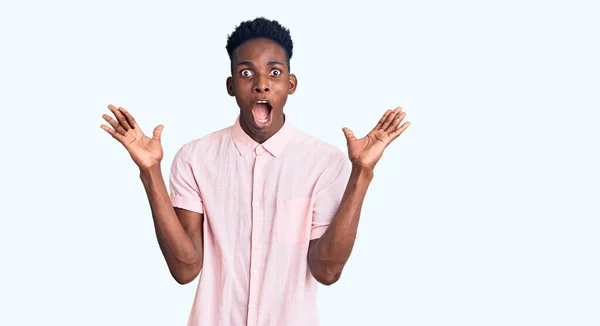 Joven Hombre Afroamericano Vistiendo Ropa Casual Celebrando Loco Sorprendido Por — Foto de Stock