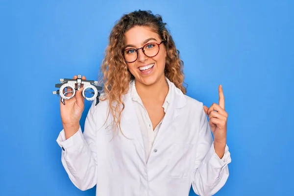 Vacker Okulist Kvinna Med Blå Ögon Håller Optometri Glasögon Över — Stockfoto