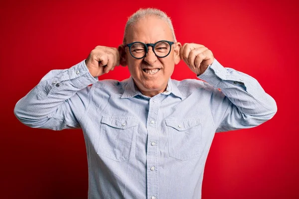 Pohledný Chlapík Středního Věku Neformální Pruhované Košili Brýlích Červeném Pozadí — Stock fotografie