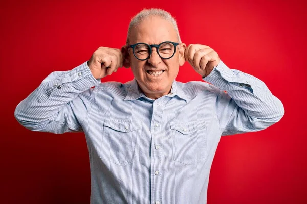 Medelålders Stilig Hoary Man Bär Casual Randig Skjorta Och Glasögon — Stockfoto