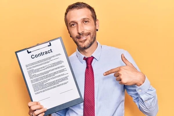 Jovem Bonito Homem Segurando Prancheta Com Contrato Documento Apontando Dedo — Fotografia de Stock