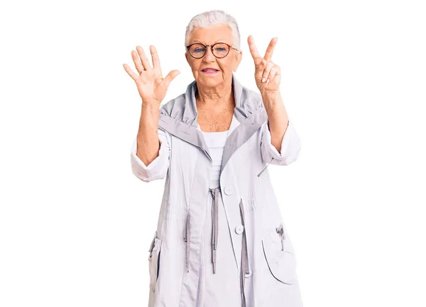 Ältere Schöne Frau Mit Blauen Augen Und Grauen Haaren Trägt — Stockfoto