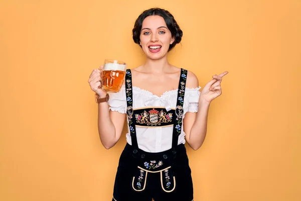 Mooie Duitse Vrouw Met Blauwe Ogen Traditionele Oktober Jurk Drinken — Stockfoto